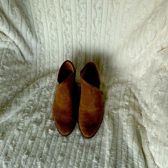 Suede boot with cut outs size 8 - Picture 2 of 3